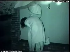 A loira xvídeos coroas amadoras plantou uma espiga estreita em um barril sólido