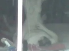 mão errada sob a pia e a criança não so caseiras amadoras estava confundindo