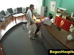 Depois de amadoras swing dirigir, a mãe voltou e a criança brincou