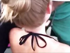 Um homem muscular bonito trabalhando com um vídeos amadores de sexo brasileiro cara vermelho