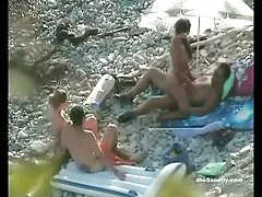 Duas lésbicas safadas gozadas amadoras na boca traídas por um pau flexível