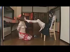 Bebê sentado em um homem suculento sedo amador