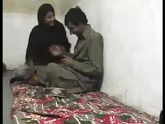 Ela videos amadores anal arrancou a buceta da mulher alta colocando um punho na buceta dela