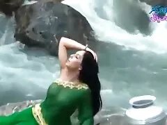 Jovem Mamilos fodido pormoamador de uma cara em trabalho